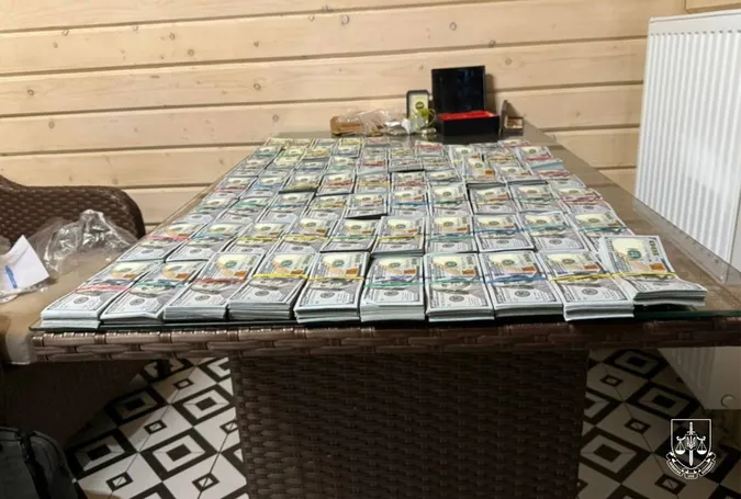 Двох очільників ТЦК затримали на Київщині – при обшуках знайшли понад мільйон доларів (фото)