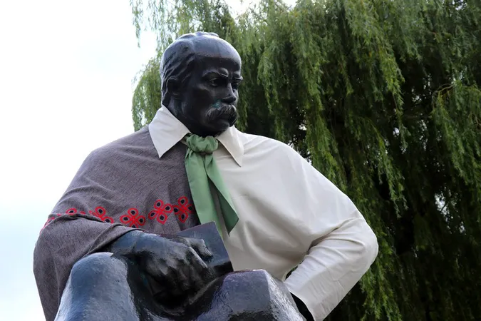 У Володимирі до Дня міста три пам'ятники одягли в княжі шати (фото)
