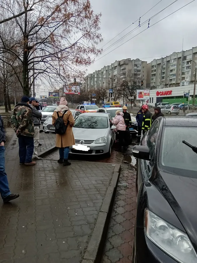 У Луцьку трирічна дитина зачинилася в авто: викликали рятувальників