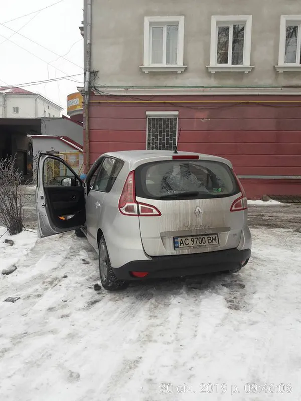 «Як вмію, так і паркуюсь», – водійка залишила авто в новому луцькому сквері (фото)