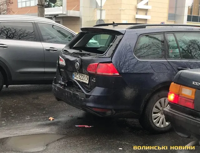У Луцьку на Рівненській Mercedes протаранив Volkswagen (фото)