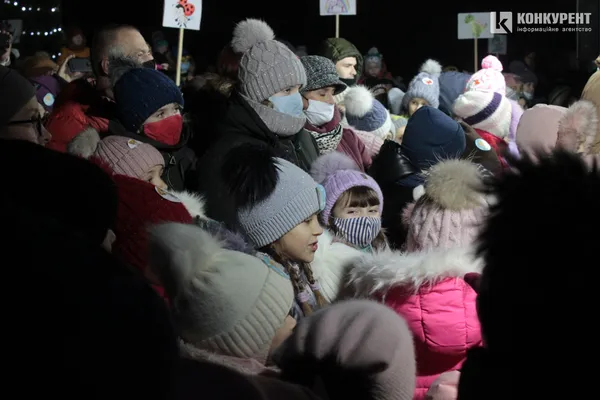 У селі під Луцьком кілька сотень дітей отримали подарунки від Миколая (фото)