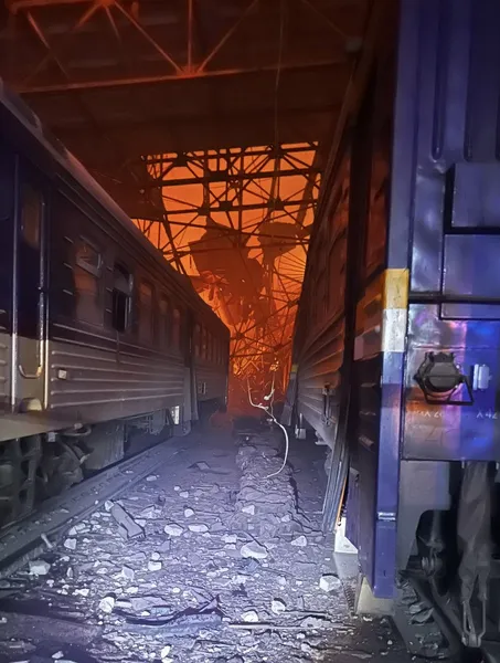 Вночі росія вдарила по залізниці у Дніпрі, є критичні пошкодження
