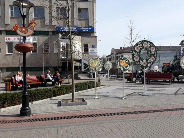 Арки, писанки, птахи: луцькі вулиці «одягнули» до Великодня (фото)