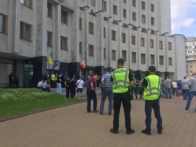 Під Волинською ОДА ветерани викликають Погуляйка на розмову (фото)