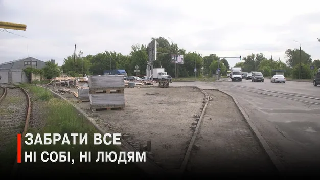 Розритий тротуар і знята бруківка: у Луцьку триває конфлікт навколо демонтованого кіоску (відео)