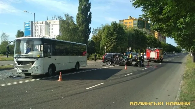 Аварія у Луцьку: позашляховик зіткнувся з автобусом (фото)