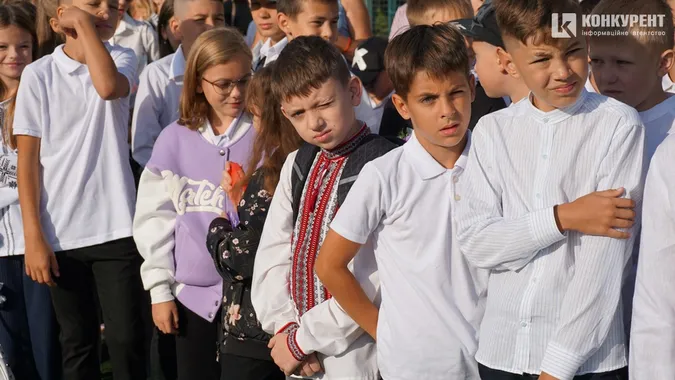 Квіти, дзвоники і діти: як у Луцькому ліцеї №9 відзначили 1 вересня (фото)