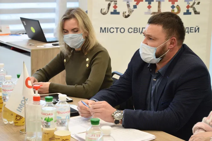 «Наші законотворці нищать українців», – у Луцьку підприємці зустрілися з податківцями (фото)