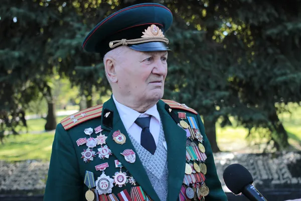 Квіти, пісні та ветерани: у Луцьку відзначили День перемоги (фото)