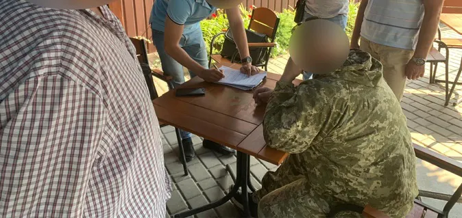 Обіцяв «відмазати» від армії: волинські правоохоронці затримали офіцера-хабарника (фото)