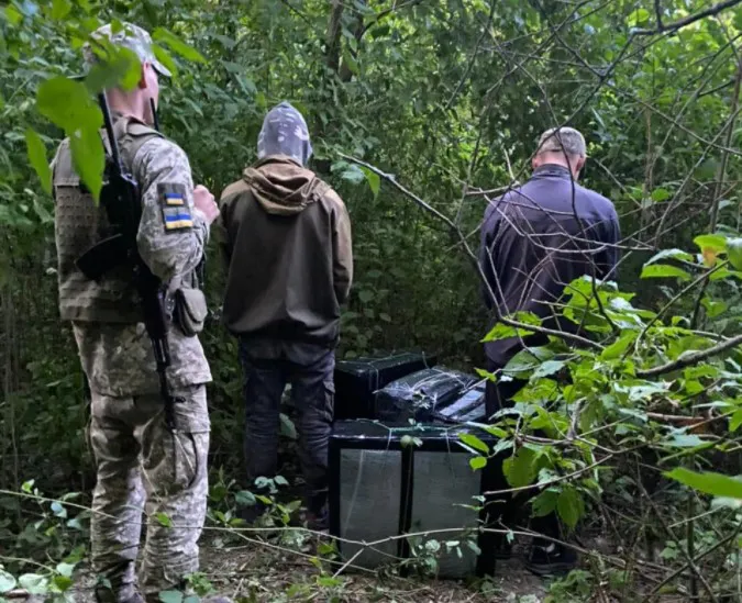 Волинські прикордонники посадили безпілотник із 4 тисячами цигарок
