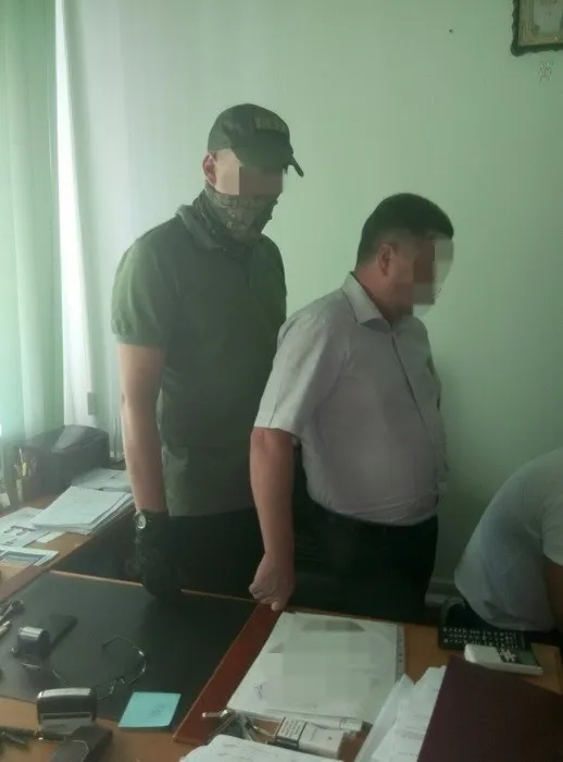 На хабарі зловили двох посадовців сервісного центру МВС (фото)