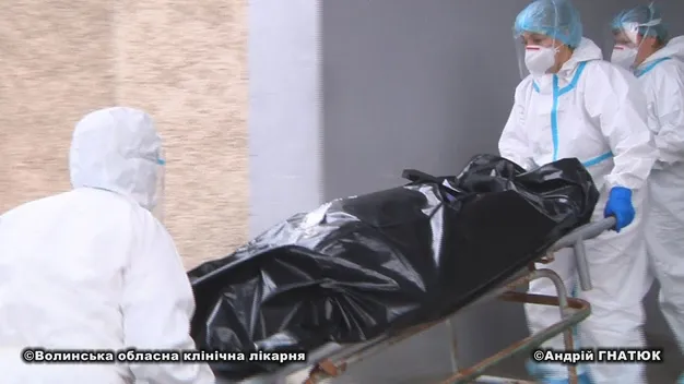 Війна за життя: показали реанімацію у ковідному шпиталі в Боголюбах (відео 18+)