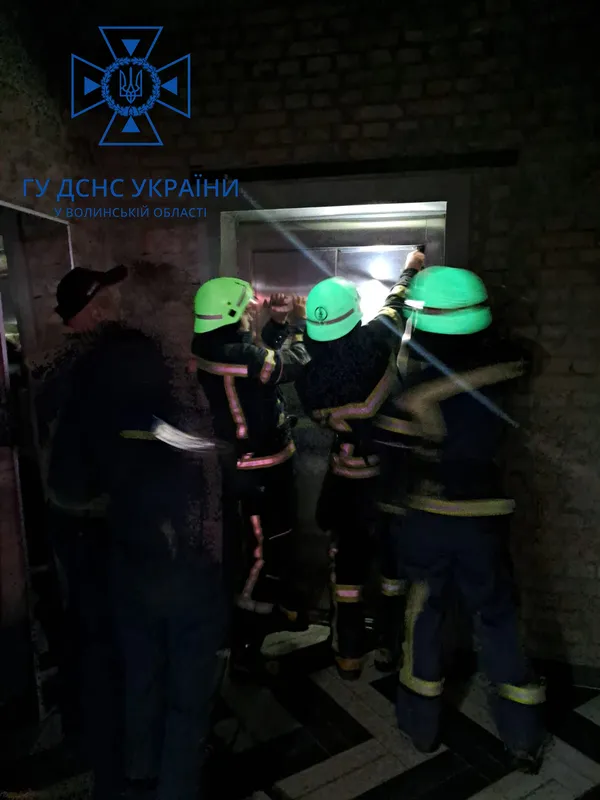 Волинські рятувальники витягли із заблокованого ліфта жінку з немовлям