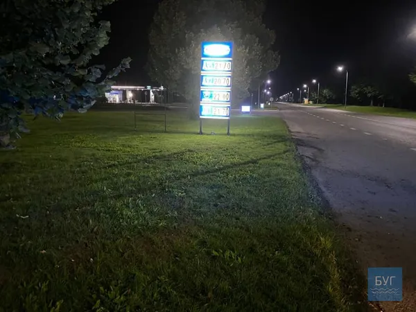 У Володимирі автомобіль злетів з дороги і врізався у дерево (фото)