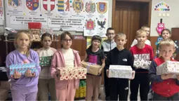 «Коробка тепла»: у Луцьку діти збирають подарунки для військових до Святого Миколая (фото)