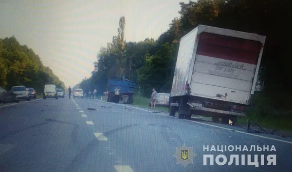 «П’яний» обгін: на Волині водій влетів у три автівки, одна з яких перевернулася (фото)