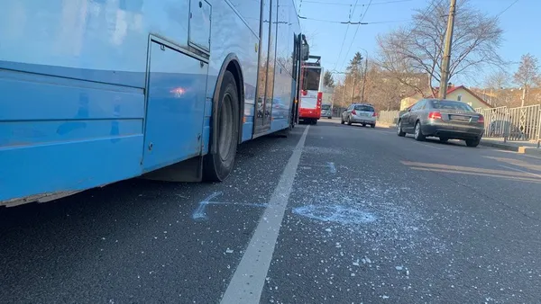 Розбиті вікно та двері: у Луцьку не розминулися тролейбус і маршрутка (фото, відео)