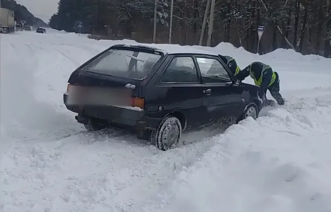 На Волині патрульні виштовхали зі снігової пастки «Таврію» (відео)