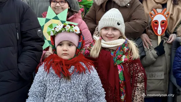 Понад тисяча учасників та різдвяні зірки: у Нововолинську вперше відбулася Хода звіздарів (фото)