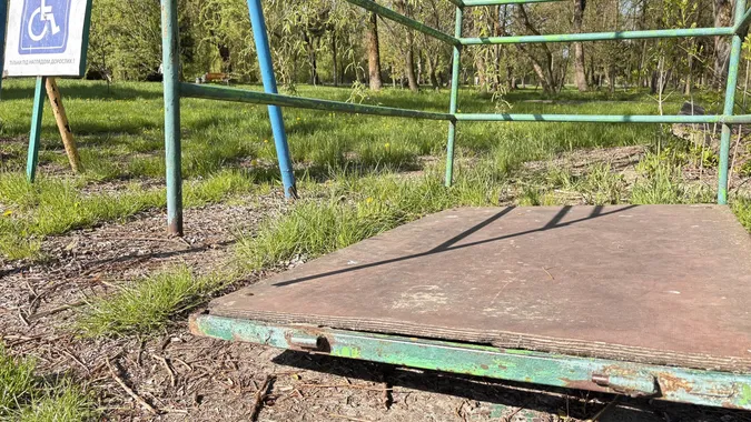 Інклюзивний дитячий майданчик в центральному парку Луцька знесуть