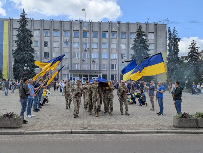 Майже рік вважався зниклим безвісти: Ковель навколішки попрощався з Героєм Віктором Дорощуком