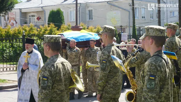 Сльози мужніх: Луцьк на колінах проводжав молодого Героя (фото, відео)