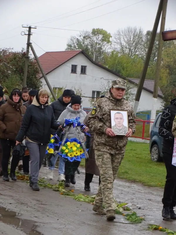 У сльозах та з військовими почестями: Турійська громада попрощалася із Захисником України Владиславом Косюком (фото)