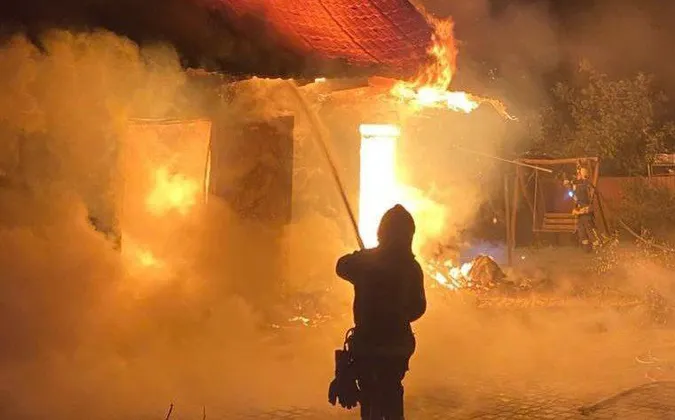 На Волині горіли господарська споруда та двоповерховий житловий будинок (фото)