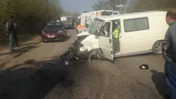 Аварія на Набережній: мікроавтобус зіткнувся з КамАЗом (фото)