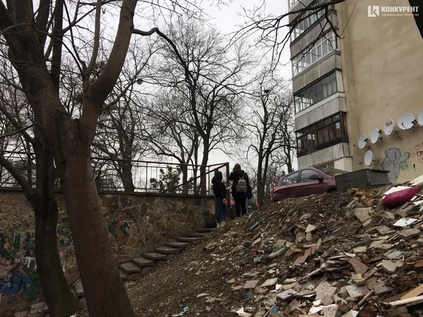 У центрі Луцька – графіті з рекламою наркотиків (фото)