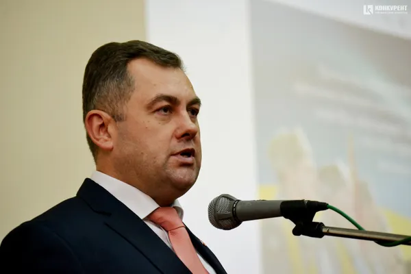 У Луцькому НТУ вручили погони молодшим лейтенантам (фото)