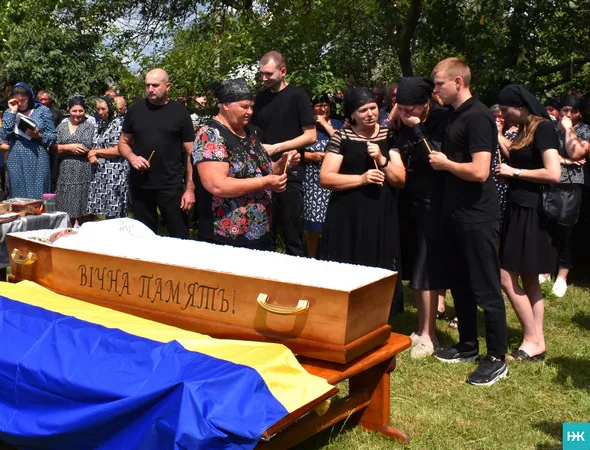 У Любешівській громаді оплакували полеглого воїна Валерія Баса (фото)