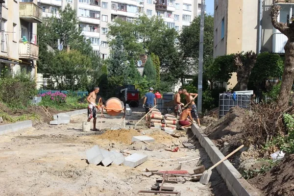 Де в Луцьку ремонтують двори і дороги (фото) 