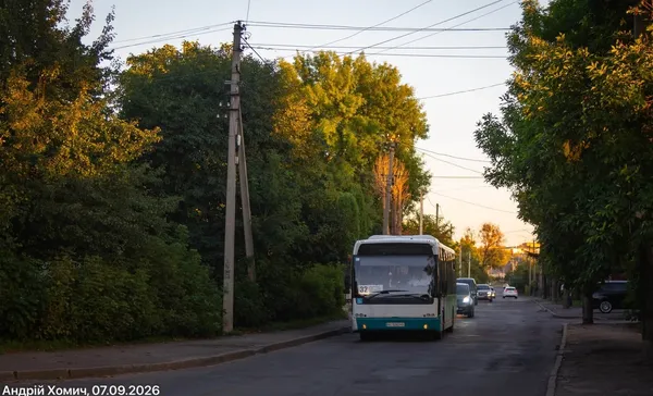 На вулиці Луцька уперше виїхав особливи автобус (фото)