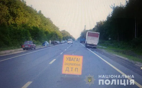 «П’яний» обгін: на Волині водій влетів у три автівки, одна з яких перевернулася (фото)