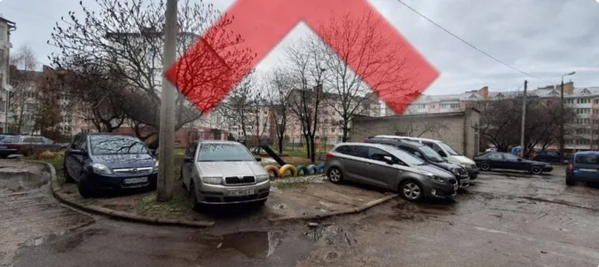 У Луцьку показали любителів паркуватися на газонах (фото)