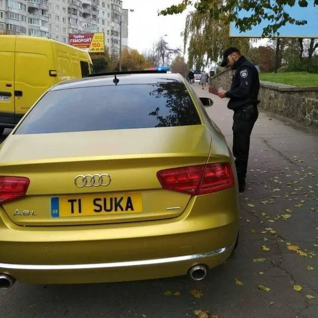 Луцьком роз'їжджав Bentley з «нецензурним» номером (фото)