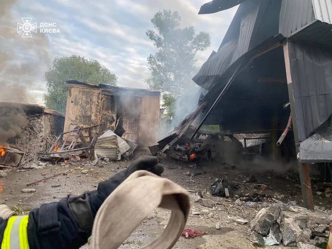 Вночі ворог обстріляв Київ крилатими ракетами (фото)