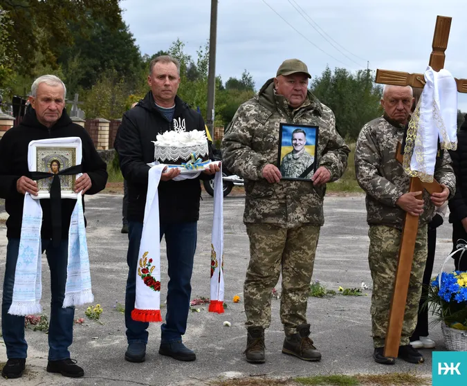 Повернувся не на весілля, а на свій похорон: на Волині попрощалися з капітаном волинської «сотки»