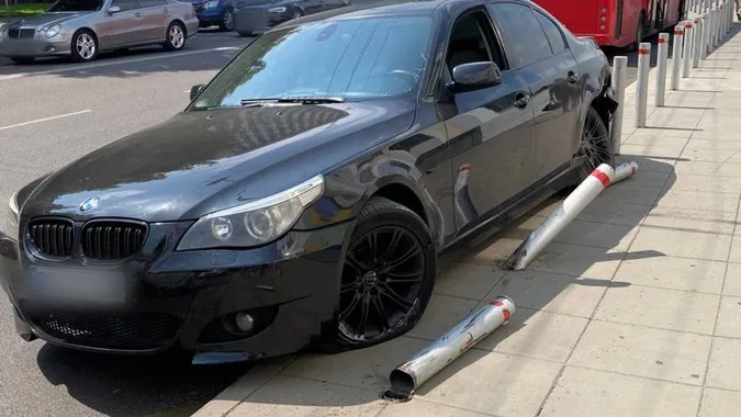 У Луцьку водій BMW врізався в огородження: обійшлося без постраждалих (фото)