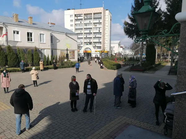 Свічки, молитва й соціальна дистанція: як у луцькому соборі святкують Благовіщення (фото)