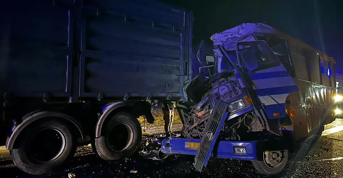 Шестеро потерпілих: у Луцькому районі автобус врізався у причіп (фото, відео)