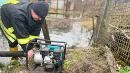 У Володимирі рятувальники відкачують воду з присадибних ділянок (фото)