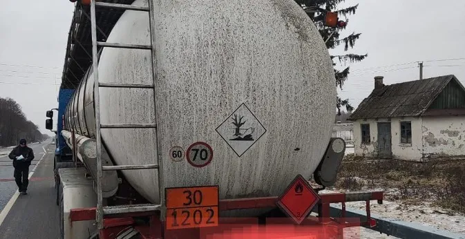 На Волині поліцейські виявили автоцистерну з «лівим» пальним (фото, відео)