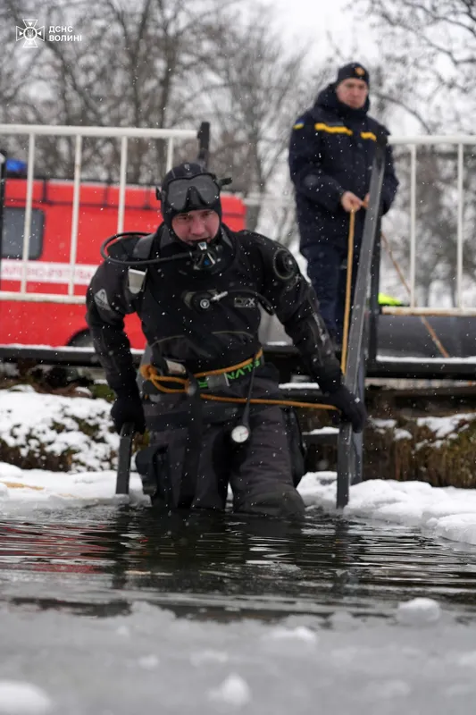 У Луцьку до рибалок на Теремнівських ставках завітали водолази (фото)