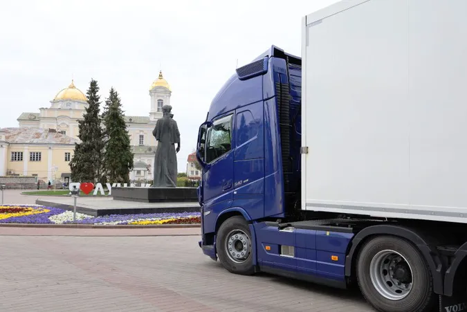 Вода і галети: у Луцьк доставили 40 тонн допомоги з Норвегії (фото)