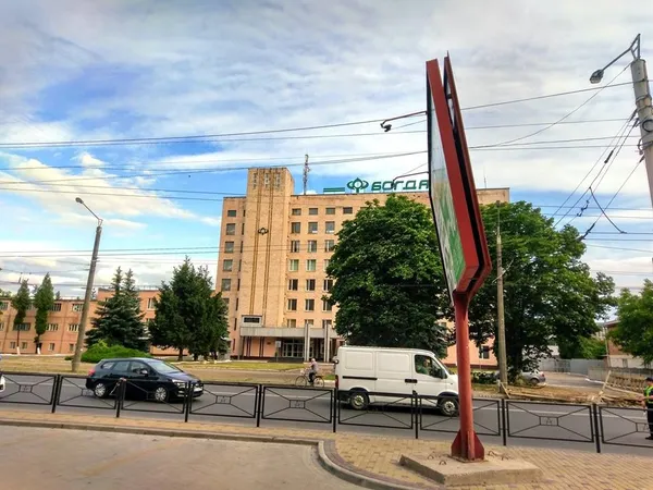 У Луцьку вітер ледь не зніс білборд (фото)