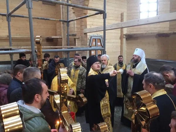 У Волновасі освятили хрести на храм, який допомагали зводити лучани (фото)